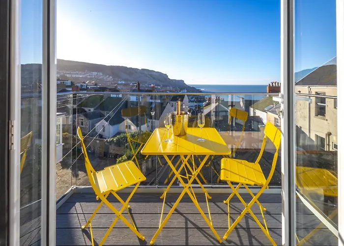 Bright & Beautiful 4 Bedroom House With Sea Views