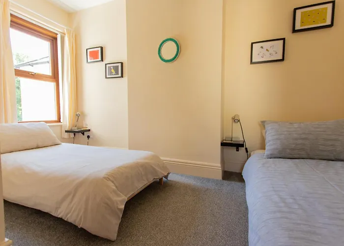 Dog Friendly Cosy Coastal Cottage With Sea Views